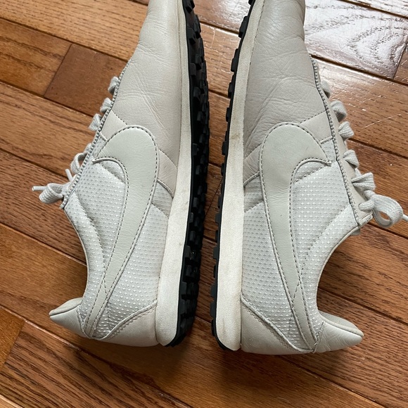 Classic Nike women’s running sneakers - Picture 2 of 9